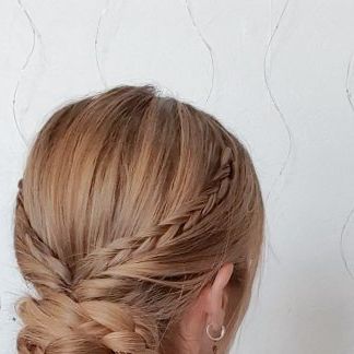 Poppy ✨️♏️ on Instagram: "EASY UPDO 🍁🍂 FALL INSPIRED 👇 1. Do 2 mini braids on each sides 2. Tie the braids together at the back 3. Tie 2 mini strands from each sides at the back 4. Flip it up through the gap to get a twisted look 5. Gather all hair into a low ponytail 6. On the last loop create a bun 7. Divide lengths into 2 and braid each sections 8. Wrap the braids around the bun 9. Fix braids together under the bun with a rubber band 10. Voilà 🍂✨️ [ This tutorial is an old video of mine, Small Braids Updo, Low Bun Hairstyles With Braids, Low Bun Braid, Easy Side Braid, Side Plait, Mini Braids, Side Braid With Bun, Easy Updo, Long Hair Ponytail