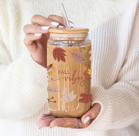 Sip in style this fall with our versatile Fall Glass Tumbler, perfect for enjoying your favorite iced coffee or beer in a festive way. This unique glass coffee cup doubles as a beer can glass cup, making it an ideal gift for her during the autumn season. Embrace the Autumn spirit with a touch of elegance using this frosted glass cup, adorned with fall and pumpkin motifs. Whether you're brewing a seasonal pumpkin coffee or your go-to iced beverage, our Libbey glass can is the must-have accessory Fall Tumbler Designs, Coffee Glass Design, Fall Tumbler, Fall Cups, Fall Custom Cups, Fall Coffee Cups Vinyl, Fall Iced Coffee Cup, Fall Glass Cups, Fall Glass Cup Designs