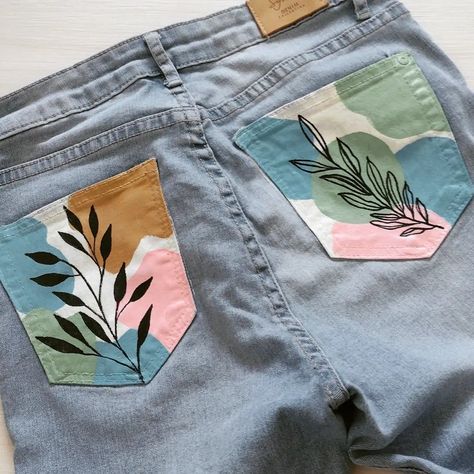 Pocket Art Shirt, Denim Pants Painting Ideas, Diy Jacket Paint, Denim Jacket Art Paint, Painted Jean Ideas, Customized Jeans Jacket, Paint Jeans Ideas, Art Jeans Paintings, Back Pocket Painting Jeans