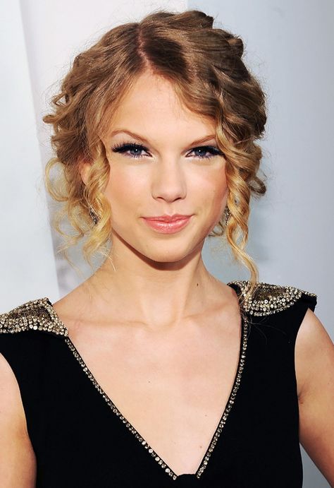 Taylor Swift's updo and face-framing tendrils in 2009 Above Shoulder Length Hair, The Blonds, Fearless Era, Best Foundations, Red Carpet Photos, Taylor Swift Web, Makeup Clothes, Celebrity Beauty, Taylor Swift Pictures