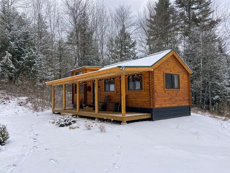 This beautiful log cabin is used as an Airbnb in Vermont close to some wonderful ski slopes! The fully furnished cabin has a queen bed, a small workspace, a Cabin In Vermont, Log Cabin Loft, Vermont Cabin, Log Cabin Siding, Vermont Bed And Breakfast, Cabin Loft, Log Cabin Rentals, Small Workspace, Lake Bomoseen Vermont