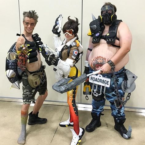 Think I could have a look at one of those bombs of yours?  Over my dead body! 💣😡🍑#tracer #tracercosplay #junkrat #roadhog #junkratcosplay #roadhogcosplay #cosplay #sanjapan #sanjapan2016 #saturday #nerd #sanantonio #overwatch #gaming #streamer #playoverwatch Roadhog Cosplay, Tracer Cosplay, Road Hog, Awesome Cosplay, Best Cosplay, Overwatch, Samurai Gear, Art Girl, Gaming