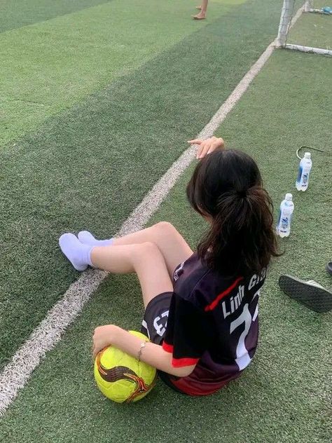 Girls Playing Football, Girl Playing Soccer, Football Poses, Football Jersey Outfit, Soccer Inspiration, Sports Aesthetic, Girls Soccer, Jersey Outfit, Playing Football