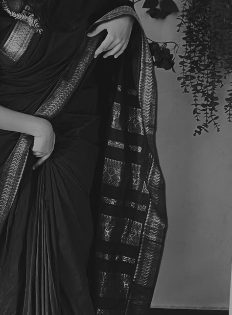 Saari Pic Pose, Black And White Saree Photography, Black And White Saree Aesthetic, Sari Aesthetic Pictures, Black Saree Photoshoot Poses, Saree Hide Face Poses, Self Potraits Idea Aesthetic, Gurls Pictures Ideas, Saree Asethic Pic