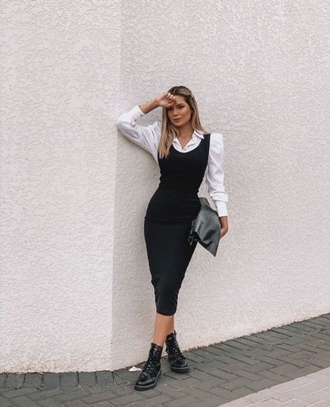 Vestido Midi Canelado: Tendência e Estilo em Uma Peça First Date Outfits, Elegante Casual, Stylish Work Outfits, Fashion Attire, Winter Fashion Outfits, Elegant Outfit, Work Fashion, Look Chic, Outfits Casuales