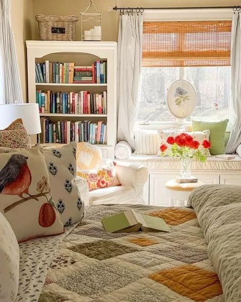 Flea Market Bedroom, Colorful Country Bedroom, Cute Farmhouse Interior, 90s Cozy Home, Bright Cottage Bedroom, Clean Cottage Style, Bright Cozy Home, Country Home Curtains, Cozy Guest Room Decor