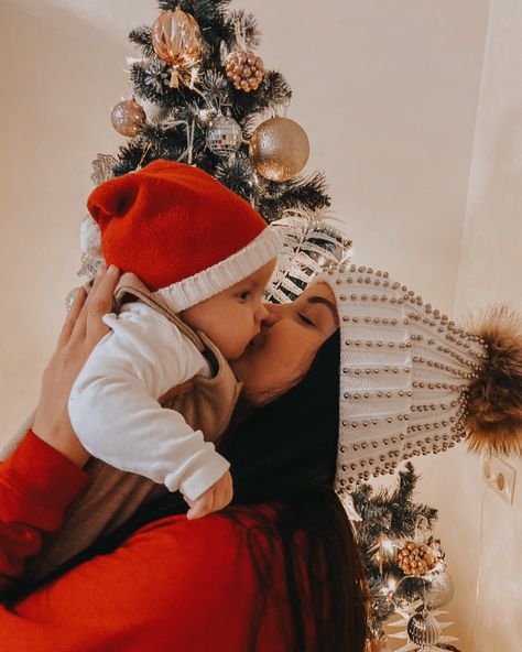 Family Christmas Pictures By The Tree, Twin First Christmas Pictures, Baby 6month Photo Ideas, Mommy And Baby Christmas Pictures, One Month Christmas Pictures, Mom And Baby Christmas Photoshoot, Family Christmas Pictures At Home, Baby Christmas Photoshoot, Newborn Christmas Pictures