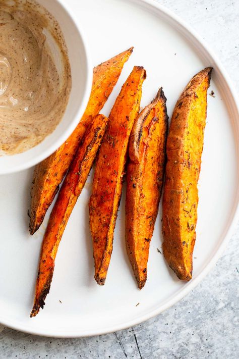 Air Fryer Sweet Potato Wedges, Roasted Sweet Potato Fries, Grilled Sweet Potato Fries, Grilled Potato Wedges, Air Fryer Sweet Potato Fries, Raw Sweet Potato, Sweet Potato Bowls, Potato Wedges Recipe, Grilled Sweet Potatoes