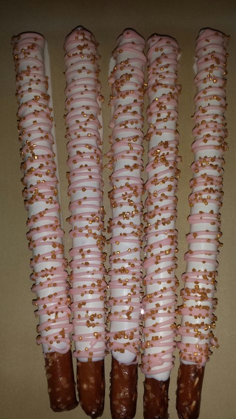 Chocolate pretzels with pink drizzle and gold sugar sprinkles Rose Gold Chocolate Covered Pretzels, Chocolate Covered Pretzel Sticks, Minnie Mouse Theme Party, Lolli And Pops, Retirement Ideas, Pretzel Dip, Covered Pretzels, Pretzel Rods, Pretzel Sticks