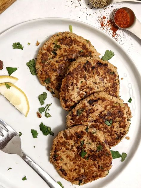 Hot-n-Spicy Tuna Cakes for an easy, healthy and protein-packed dinner full of fresh herbs, tangy lemon and mustard, and a kick of spice! Paleo and Keto-friendly too!I’m sure we’ve all stocked up on a bunch of canned foods for this quarantine life. So here’s something you can do with that canned tuna that’s a little different - but a lot more flavorful - than just a plain old sandwich or salad.Shape the mix with a cup measure! Line a one-cup measure with plastic wrap and add a portion… Paleo Tuna Cakes, Tuna Fish Cakes, Burger Mix, Chicken Salads, Tuna Patties, Tuna Cakes, Canned Foods, Food Seafood, Chicken And Cabbage