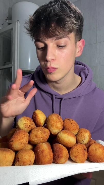 Helio Roque en TikTok Croquettes Recipe, Catering Ideas Food, Happy Foods, Spanish Food, Croquettes, Healthy Happy, Easy Snacks, Food Inspiration, Food Videos