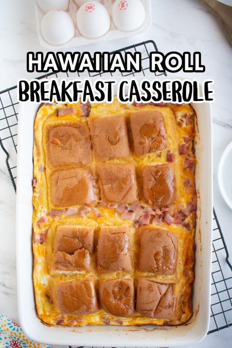 Hawaiian Roll Breakfast Casserole, Fall Brunch Ideas, Hawaiian Roll Breakfast, Recipes With Hawaiian Rolls, Hawaiian Breakfast, Brunch Sandwich, Autumn Breakfast, Christmas Breakfast Casserole, Hawaiian Roll