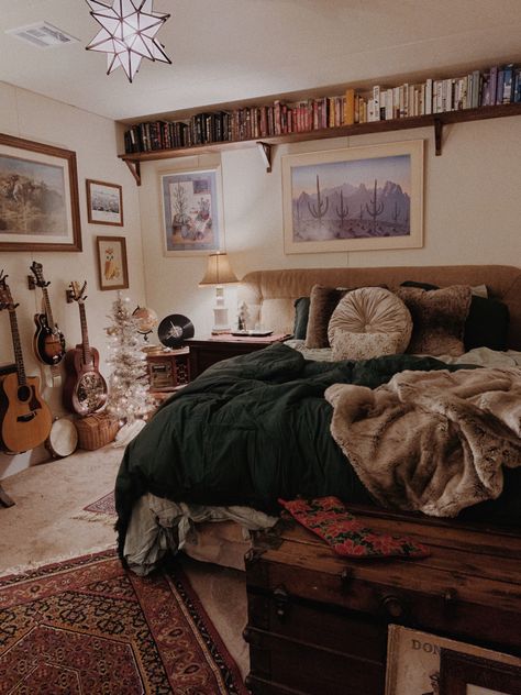 Dark Western Room Aesthetic, Book Themed Living Room, Rustic Country Apartment Decor, Western Aesthetic Room Ideas, Western Ranch Bedroom, Cozy Bedroom Western, Boho Edgy Bedroom, Montana Bedroom Ideas, Witchy Western Aesthetic Home