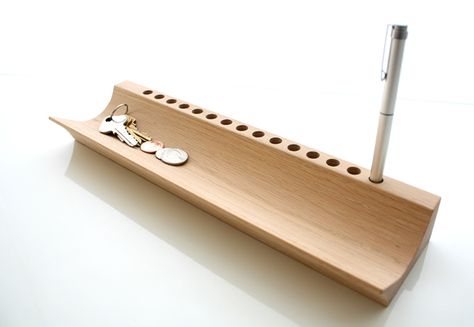 Place for Trace // architectural paper & pen holder by O'Brian Muehleisen Architecture Studio Desk Organizer Tray, Wooden Pen Holder, Wooden Pencil, Writing Utensils, Wooden Pen, Wood Pens, Wooden Desk, Small Wood Projects, Desktop Accessories