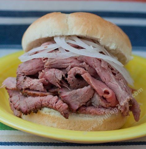 English Roast, Pit Beef, Paleo Barbecue Sauce, Roast Beef Sandwich, On A Bun, Beef Round, Corned Beef Brisket, Sandwich Bar, Roast Beef Sandwiches