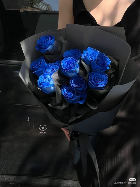 Black And Blue Roses Bouquet, Blue Roses Bouquet Aesthetic, Blue Roses Aesthetic, Blue Rose Aesthetic, Black And Blue Flowers, Blue Roses Bouquet, Flowers Bouquet Aesthetic, Blue Flower Bouquet, Roses Bouquet Gift