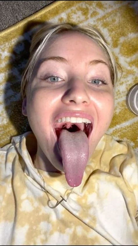 tongue out mouth selfie bff best friends girly aesthetic Mouth With Tongue Out, Tongue Out Aesthetic, Long Tounge, Tongues Out, Girly Selfies, Nut On Face, Tongue Out Pose, Anime Tounge Out Face, Tongue Out