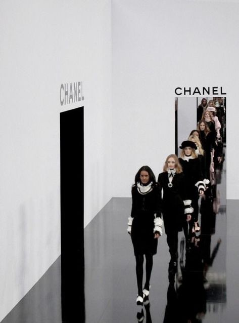 Mode Gossip Girl, Chanel Aesthetic, Stile Blair Waldorf, Fashion Dream Job, Chanel Fashion Show, Mode Chanel, Model Lifestyle, Chanel Couture, Chanel Chanel