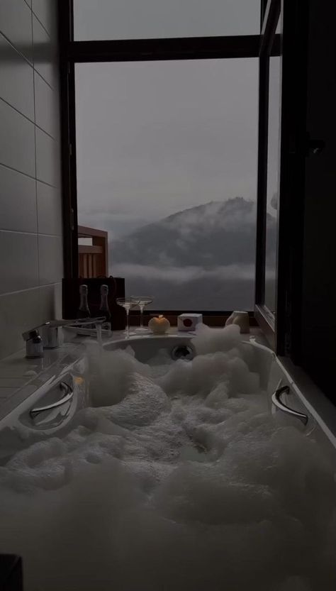 Bathrooms With Big Windows, Big Bathtub Aesthetic, Bath Aesthetic Dark, Bath Tub Aesthetic, Gloomy Room, Aesthetic Bathtub, Appartement New York, Bathtub Aesthetic, Big Bathtub