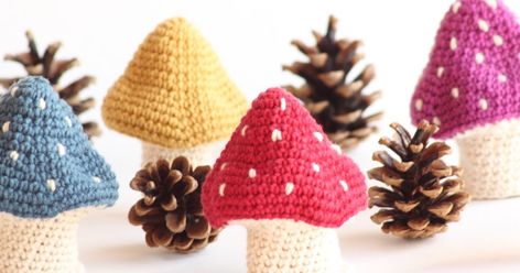 Je vous propose enfin le tuto du champignon que j'avais créé ici , il y a un an déjà, dans le cadre de l'opération "Mets ton bonnet " au p... Crochet Border Patterns, Confection Au Crochet, Holiday Knits, Crochet Mushroom, Crochet Food, Crochet Decoration, Crochet Borders, Crochet Diy, Modern Crochet