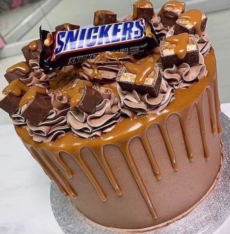 Candy Bar Cake, Snickers Cake, Decadent Chocolate Desserts, Chocolate Cake Decoration, Peanut Butter Desserts, Homemade Cake Recipes, Oreo Dessert, Cake Decorating Videos, Chocolate Dessert Recipes