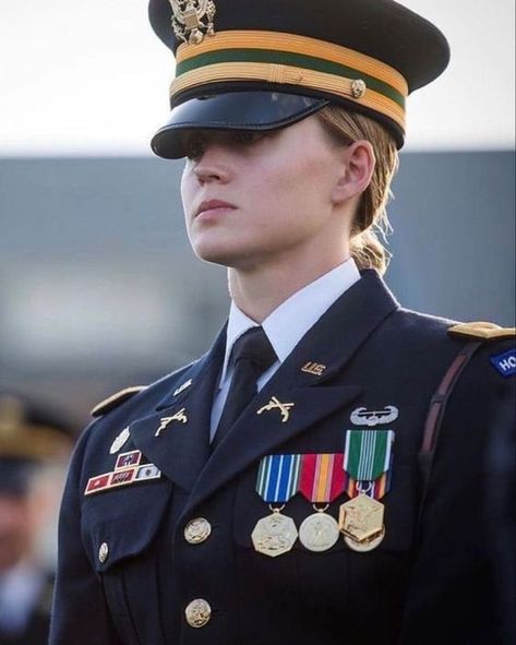 Women's Military Uniform, Freedom And Peace, Military Aesthetic, Hottest Women, Army Women, Military Girl, Police Women, A Soldier, Female Soldier