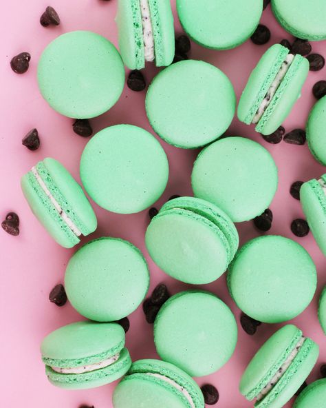 Mint Chocolate Chip Macarons, Mint Chocolate Macarons, Unique Macaron Flavors, Macaron Flavors Ideas, Macaron Filling Ideas, Macaron Tips, Easy French Macaron Recipe, Macaron Fillings, Mint Macarons