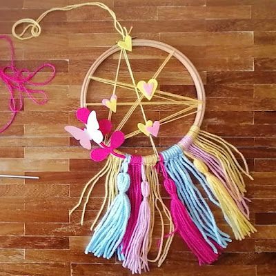 DIY creative stuff: ACCHIAPPA SOGNI - TUTORIAL Creative Stuff, Diy Creative, Clothes Hanger, Dream Catcher, Baby Mobile, Hand Made, Nursery, Art