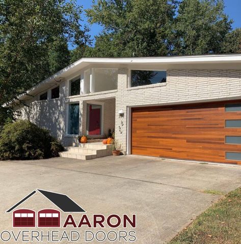 #MIDCENTURYMODERNGARAGEDOOR #AaronOverheadDoors Mid Century Modern House Exterior, Faux Wood Garage Door, Contemporary Garage Doors, Wood Garage, Mid Century Modern Exterior, Modern Garage Doors, Steel Garage Doors, Mid Century Exterior, Mid Century Contemporary