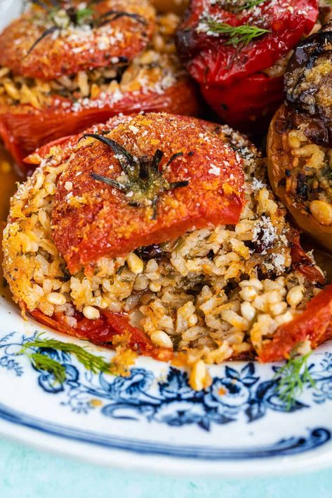 Yemista Recipe, Herby Rice, Gemista Recipe, Greek Stuffed Tomatoes, Stuffed Vegetables, Greek Recipes Authentic, Greek Appetizers, Greek Dinners, Stuffed Tomatoes