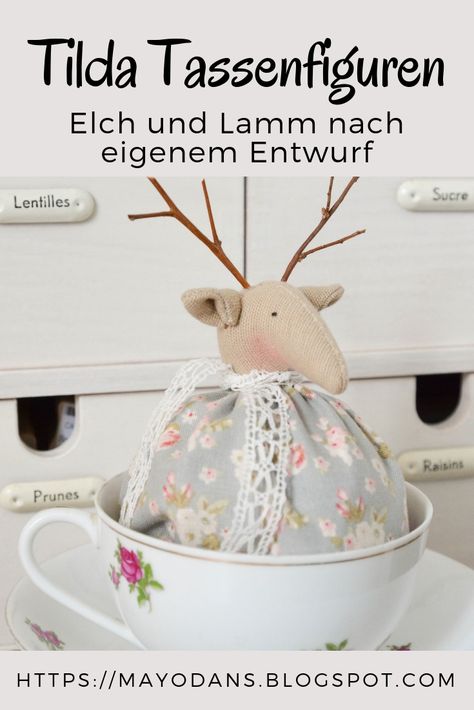 Tilda Tassenfiguren: Elch und Lamm nach eigenem Entwurf #tilda #nähen #sewing #tildatassenfigur #tildaelch #tildaschaf #tildalamm Tilda Christmas, Maileg Rabbits, Felt Animal Patterns, Sewing Room Decor, Small Bars, Inside Design, Primitive Crafts, Easy Christmas, Soft Dolls