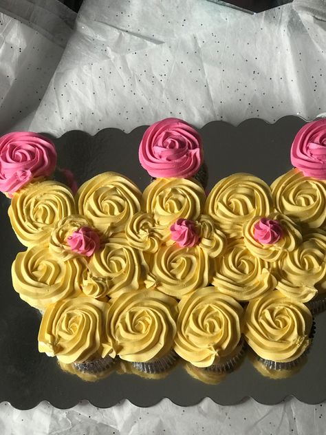 Crown Pull Apart Cupcake Cake, Princess Cupcake Cake Ideas, Cupcake Crown Cake, Princess Crown Cupcake Cake, Disney Princess Cupcakes Ideas, Princess Peach Cupcake Cake, Tea Party Birthday Food, Princess Peach Cupcakes, Princess Cupcakes Ideas