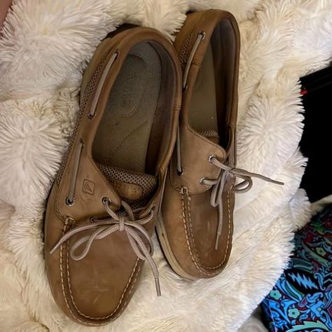 Shop rebeccac420's closet or find the perfect look from millions of stylists. Fast shipping and buyer protection. Almost never worn! Boat Shoes Aesthetic, Sperrys Women's Outfit, Sperry Outfits For Women, Sailor Outfit Aesthetic, Sperrys Outfit, Sperry Outfits, Sperry Outfit, Womens Sperry Shoes, Sailor Outfit