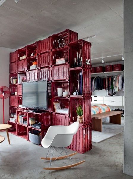 Plastic crates used as room divider Milk Crate Furniture, Fabric Room Dividers, Portable Room Dividers, Bamboo Room Divider, Sliding Room Dividers, Living Room Divider, Wooden Room Dividers, Divider Design, Folding Room Dividers