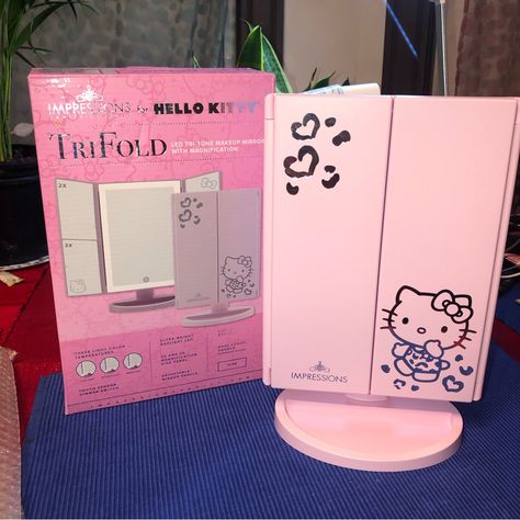 New In Box. Perfect Gift Pink Hello Kitty Mirror Limited Edition Exclusive Hello Kitty Edition Foil Graphics Hello Kitty Trifold Led Tri-Tone Makeup Mirror With Magnification Led Lighting With 3 Color Temperatures: Cool To Natural Or Warm Light Tones Front Facing Soft-Touch Sensor Switch With Dimming Function Simply Tap To Turn On And Off Or Hold Down To Dim Or Brighten Three Adjustable Mirror Panels Including Magnified Close Up Mirrors 2x &3x Magnification Side Panel Exclusive Hello Kitty Editi Hello Kitty Trifold Mirror, Hello Kitty Mirrors, Hello Kitty Bedroom Decor, Hello Kitty Mirror, Hello Kitty Room Decor, Tone Makeup, Hello Kitty Bedroom, Kitty Makeup, Hello Kitty Makeup