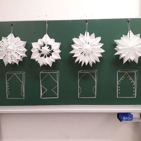 Snöflingor I Papper, Julkransar Diy, Paper Snowflakes, Boho Christmas, Front Porch Christmas Decor, Noel Christmas, Christmas Decor Ideas, Winter Crafts, Christmas Deco