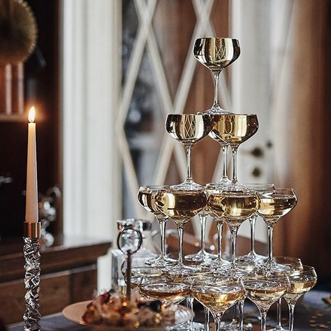 We show you how to build a champagne tower for your New Year's eve party! Follow our step-by-step guide and create a tower that is sure to please your guests. Glitz And Glam Holiday Party, Elegant New Years Party, Formal Event Aesthetic, Great Gatsby Christmas Party, Luxury Birthday Dinner, Estilo Charleston, New Year's Eve Decor, Honolulu Wedding, Nye Decorations