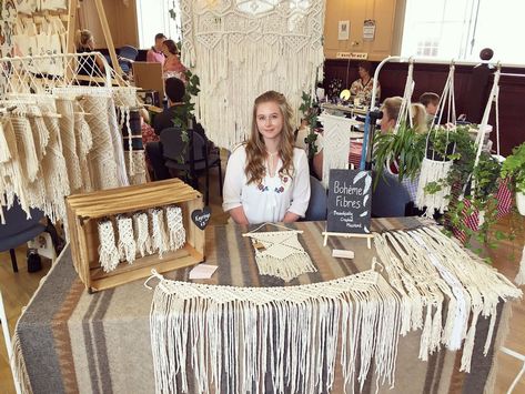 Macrame Business, Craft Fair Ideas, Booth Display Ideas Diy, Craft Stall Display, Craft Fair Table, Market Stall Display, Time Craft, Craft Fair Booth Display, Stall Display