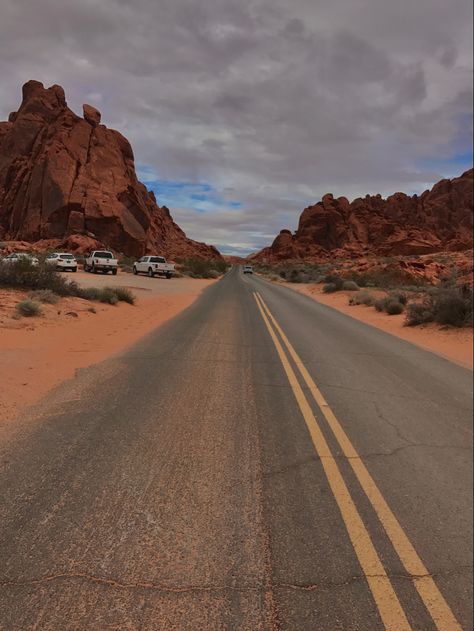 Western Usa Aesthetic, Cross Country Road Trip Aesthetic, Rode Trip Aesthetic, Rode Trips, Hiker Girl Aesthetic, Nevada Aesthetic, Bucket List Ideas For Teens, Dsmp Aesthetic, Vacation Las Vegas