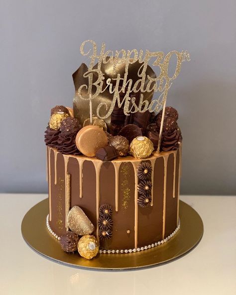 🍭Sharmilascakes on Instagram: “About this stunner... 3 layers of that super moist chocolate cake filled with chocolate ganache and ferrero rocher pieces🙋🏽‍♀️🙋🏽‍♀️ Cake…” Chocolate Birthday Cake Decoration, Pieces Cake, Super Moist Chocolate Cake, Light Cake, Fig Cake, Chocolate Cake Designs, Chocolate Drip Cake, Elegant Birthday Cakes, Chocolate Cake Decoration