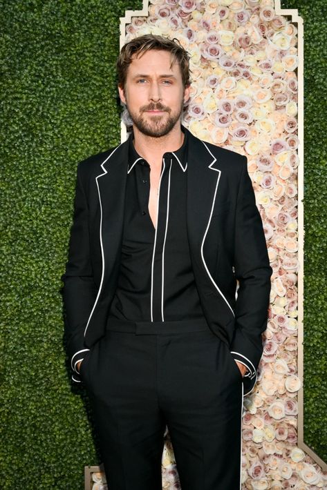 Behold: a Gosling in Gucci. A true prince charming, Gosling went for a dapper look as he graced the carpet in a classic, black three-piece suit featuring white lining along the lapel and an open V-neck shirt where a dainty pendant necklace was on display. Timeless black Oxfords adorned his feet, while his hair was perfectly disheveled. Ryan Gosling Golden Globes, Ryan Gosling Suit, Margot Robbie Ryan Gosling, Ryan Gosling Style, Gold Blazer, Райан Гослинг, The Fall Guy, Dress Suits For Men, Black Oxfords