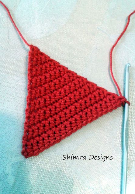 Shimra Designs: Photo Tutorial: How to Crochet a Triangle and a Diamond (plus a sc2tog mini tutorial) Crochet Patterns Triangle, Triangle Crochet Tutorial, How To Make A Crochet Triangle, Triangle Pattern Crochet, Crochet Small Triangle Pattern, Crochet A Triangle Pattern, Crochet Small Triangle, How To Crochet A Triangle Tutorials, How To Crochet Triangles