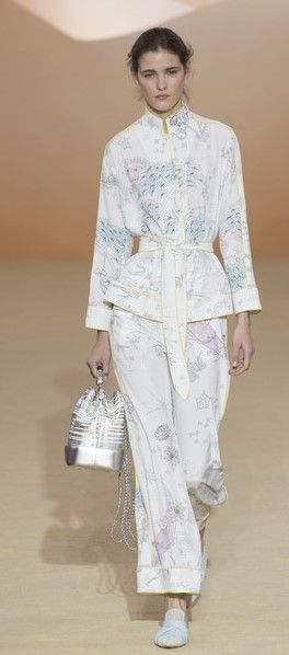 Shiatzy Chen - Spring-Summer 2018 RTW Chinese Outfits Modern, Crystal Clothing, China Outfit, Glass Palace, Restaurant Uniform, Kimono Collection, Chinese New Year Outfit, Wanderlust Fashion, Shiatzy Chen