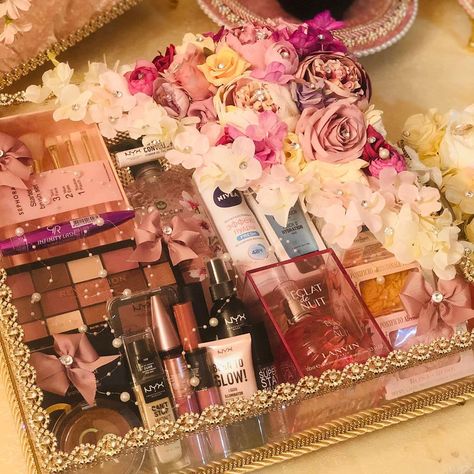 Bridal Bari Packing, Makeup Gift Wrapping Ideas, Makeup Hamper Ideas, Bridal Trousseau Packing Indian, Bridal Makeup Packing Ideas, Makeup Hamper Gift Baskets, Makeup Trousseau Packing, Makeup Packing Ideas For Wedding, Wedding Packing Ideas Indian For Bride