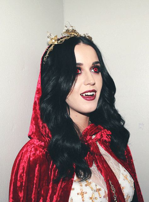 Halloween Evil Costumes, Vampire Inspired Outfits, Hall Costumes, Vampire Costume Women, Vampire Costume Diy, Katy Perry Costume, Elegant Goth, Purple Braids, Victorian Halloween