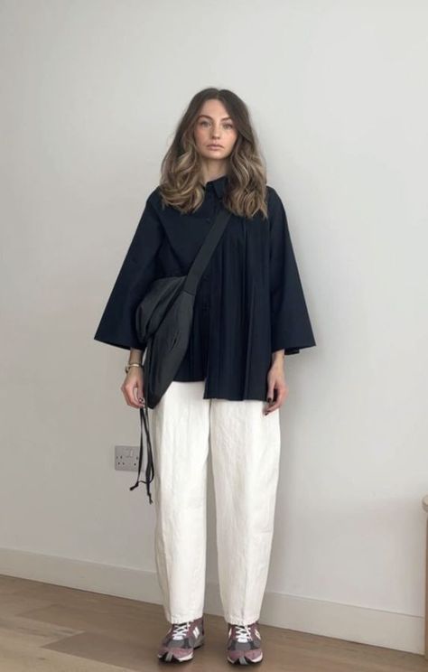 Linen And Denim Outfits, Minimal Hijab Outfit, Classy Italian Outfits, Modest Minimalist Fashion, Danish Fashion Copenhagen Street Style Summer, Modest Minimalist Outfits, Midsize Minimalist Fashion, Minimal Wardrobe Minimalist Closet, Midsize Fashion Summer 2023