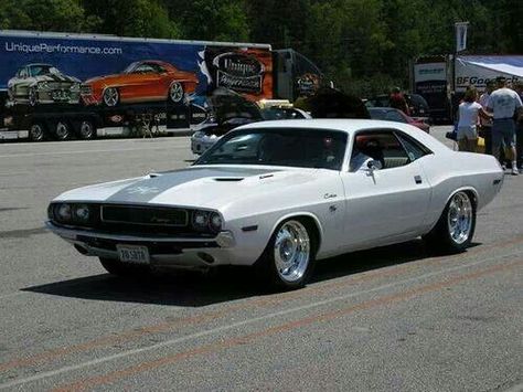 Cuda American Muscle Cars Ford, 1971 Dodge Challenger, American Muscle Cars Dodge, Dodge Muscle Cars, Mopar Muscle Cars, Best Muscle Cars, Classic Muscle Cars, Dodge Chrysler, Sweet Cars