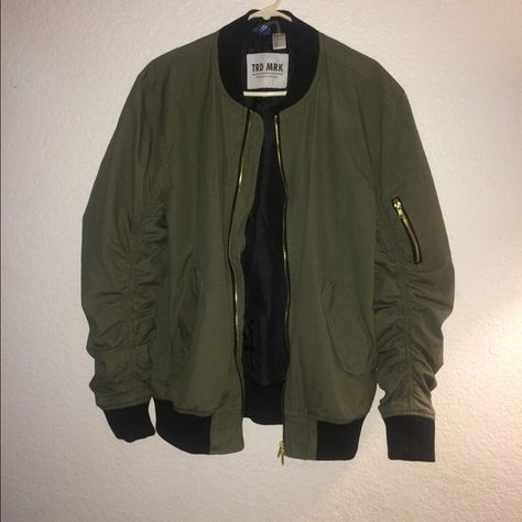 Men's Khaki Green Bomber Jacket. Spring/2016 Olive Green Jackets, Combat Jacket, Jacket Drawing, Olive Green Jacket, H&m Jackets, Men Style Tips, Khaki Green, Navy And Green, Green Jacket