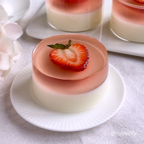 NA Fruit In Jello, Cute Jello Ideas, Asian Jelly Desserts, Jelly Aesthetic Food, Pink Jello, Jello Ideas, Jelly Food, Trifle Bowl Recipes, Jelly Drink