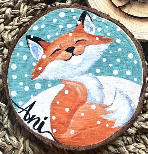 Snowman Wood Slice Ornament, Painted Fox Ornament, Easy Painted Wood Ornaments, Wooden Slices Painting, Wood Slice Art Easy, Painted Rocks On Wood Slices, Wood Slice Painting Ideas Christmas, Cute Christmas Craft Ideas, Wood Rounds Ornaments